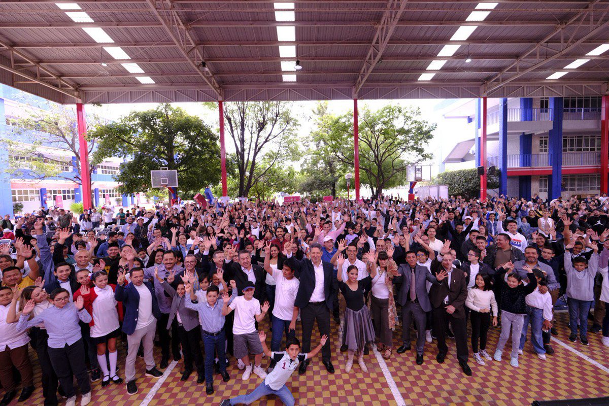 JCFloresMiramon's tweet photo. Qué gusto compartir los logros de nuestros estudiantes miembros de la red #RecreaTalento a quienes hoy premiamos por su desempeño en diversas competencias de matemáticas y disciplinas STEAM organizadas por la @SecEducacionJal, así como en concursos internacionales. https://t.co/m1lZymb2CX