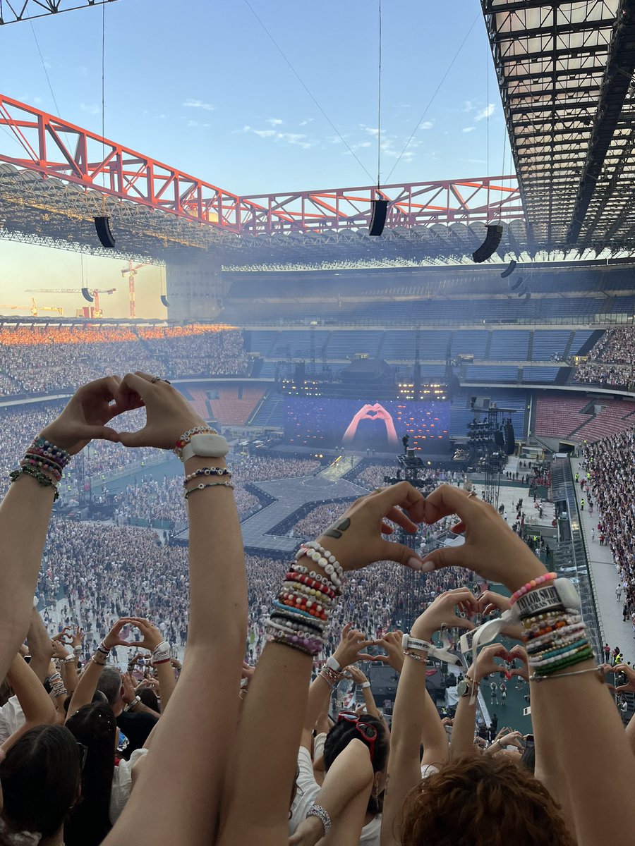 inmetamorphosi's tweet photo. È SUCCESSO PER DAVVERO #TaylorSwiftErasTourMilan https://t.co/0nmgeDCyUy