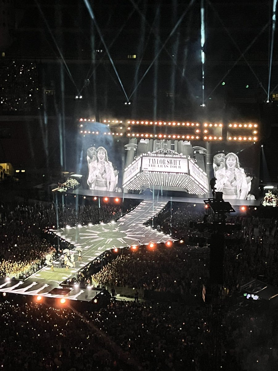 inmetamorphosi's tweet photo. È SUCCESSO PER DAVVERO #TaylorSwiftErasTourMilan https://t.co/0nmgeDCyUy