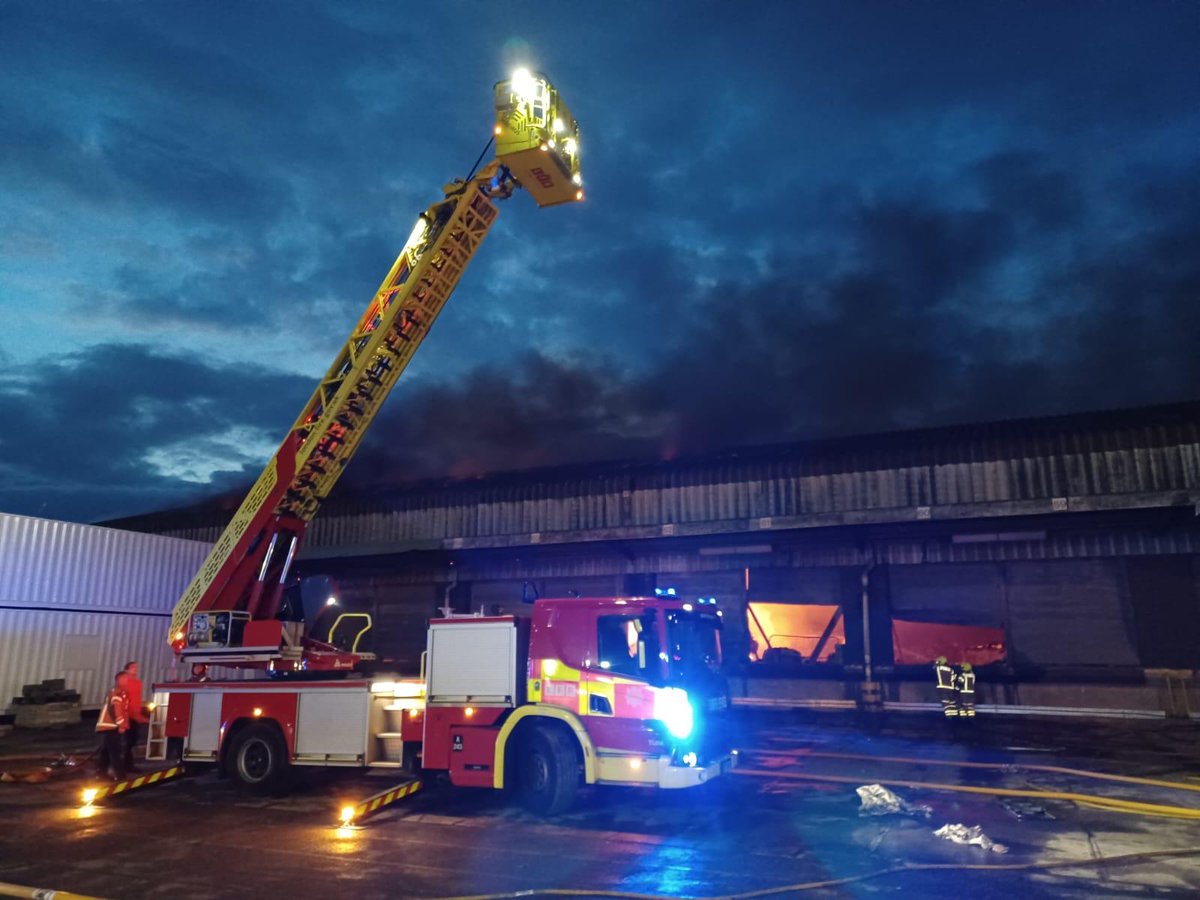 LondonFire's tweet photo. There are now twenty fire engines and around 125 firefighters at a fire at a warehouse on Box Lane in #Barking.

One of the Brigade's 32-metre turntable ladders is being used at the scene as a water tower to fight the fire from above.

https://t.co/RfYpNoIr1U https://t.co/S3cXAINokI