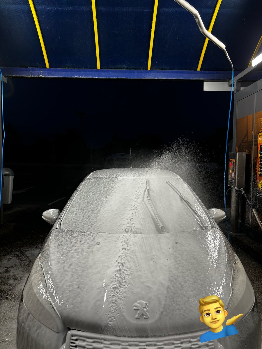 Bmaximilien's tweet photo. Il est 22:30…. Et je lave ma voiture 😅 #autoclean https://t.co/SkJ7cDRUIX