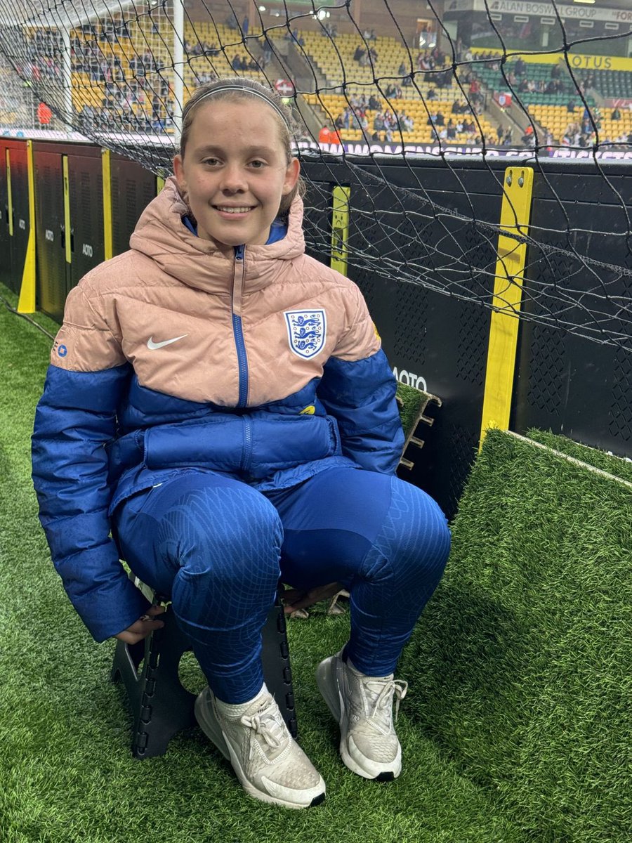 EmmaGra46005168's tweet photo. Ball girl duties for the England v North Ireland game, great experience for Harps and even better with 2-1 win for the @Lionesses 🦁⚽️ https://t.co/Im75QqCBk1