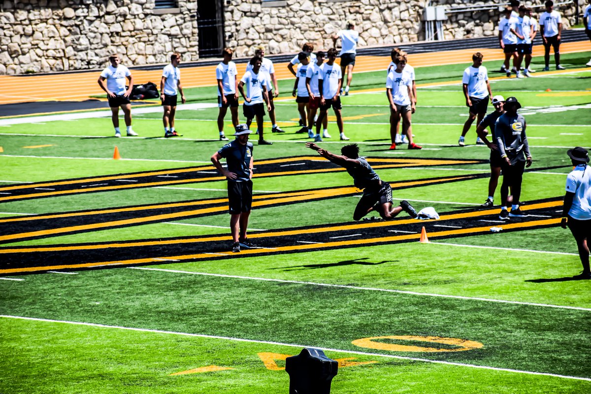 D1Shaun6's tweet photo. Enjoyed Emporia today! Interception on defense and some good drills and runs! Thanks @CoachCash1 @BryceChavis @CoachHarelson for the invite! @esuhornetsfb @ESUSports @CoachHill01 @CoachGoodman66 https://t.co/XdPMtFc8Wx