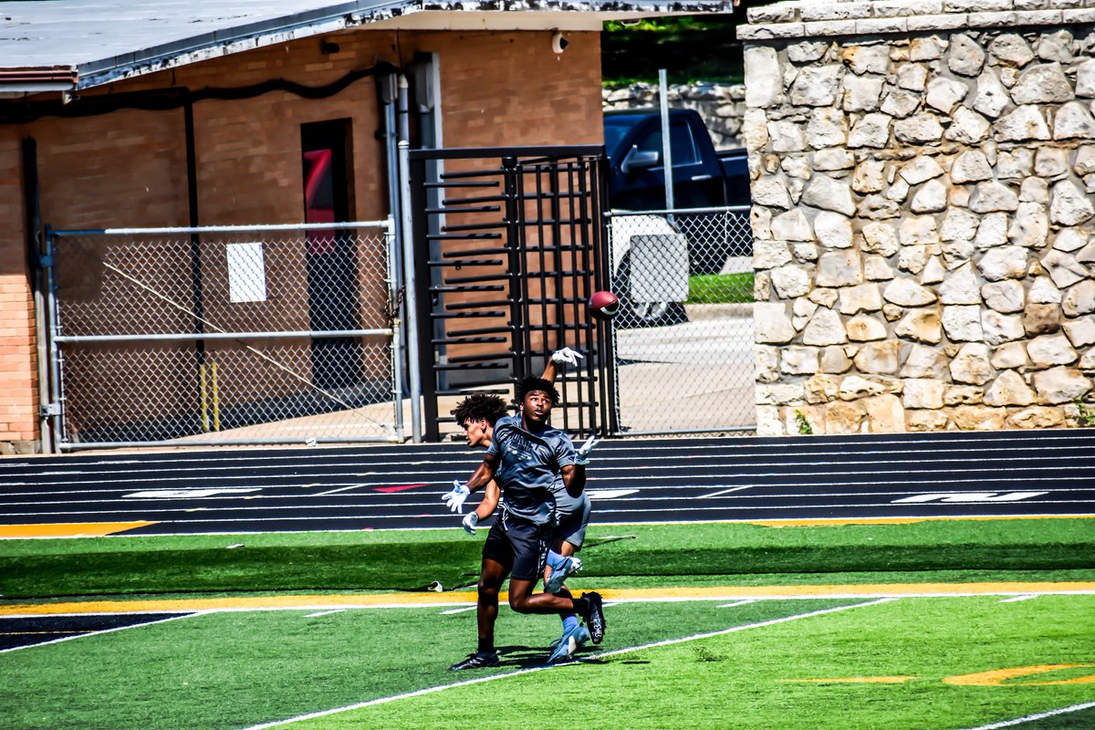 D1Shaun6's tweet photo. Enjoyed Emporia today! Interception on defense and some good drills and runs! Thanks @CoachCash1 @BryceChavis @CoachHarelson for the invite! @esuhornetsfb @ESUSports @CoachHill01 @CoachGoodman66 https://t.co/XdPMtFc8Wx