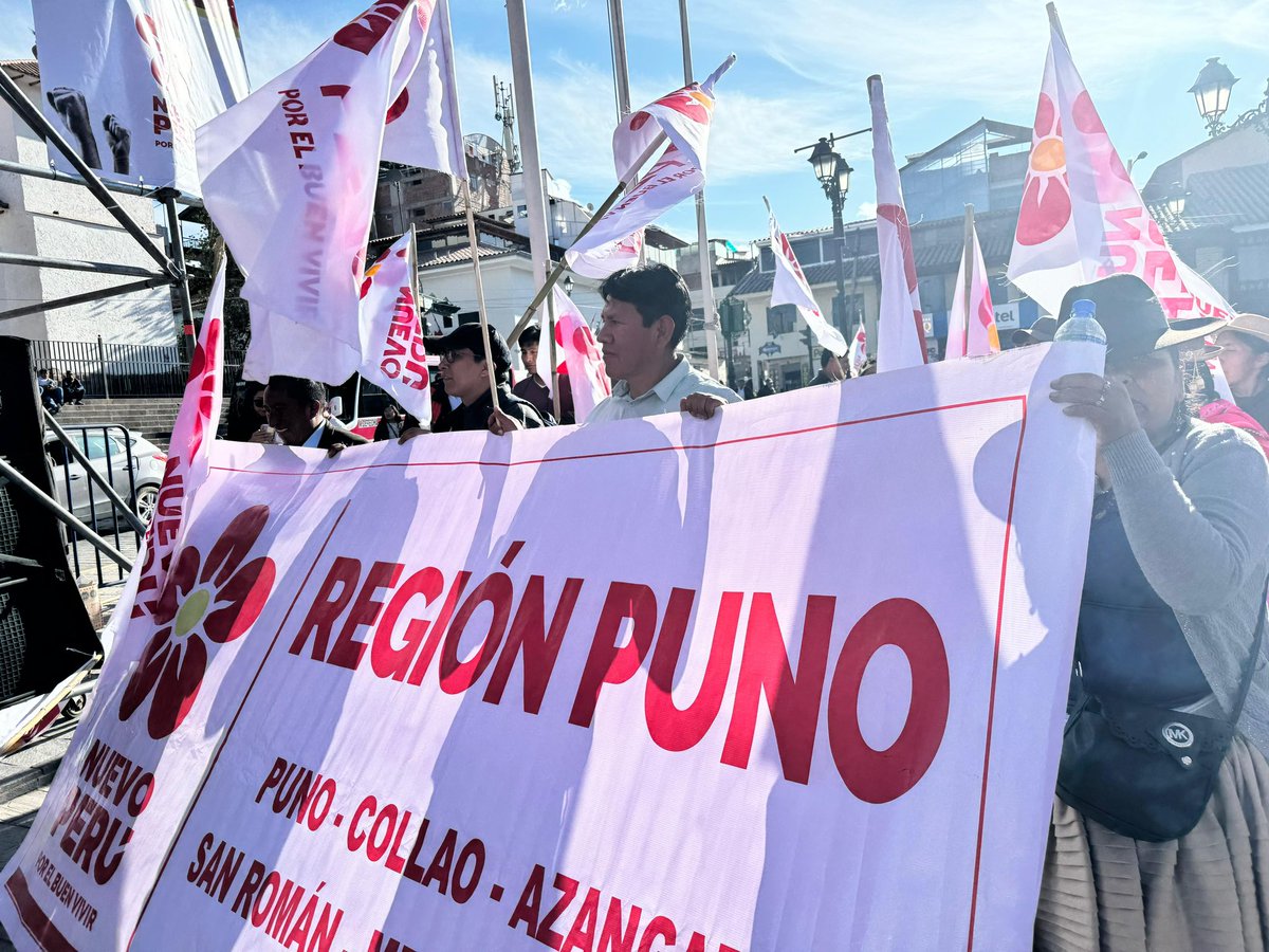 NuevoPeruMov's tweet photo. Llegó a la plaza de Santiago en #Cusco la delegación de Puno, que se hace presente en el #Tinkuy por el #BuenVivir. Desde de todas las regiones unimos fuerzas 💪🏽. Derrotaremos a la dictadura y refundaremos el Perú #ConElPoderDelPueblo 🌺 

#EnVivo: https://t.co/9gM4Zalri9 https://t.co/NeNSlXs1PS