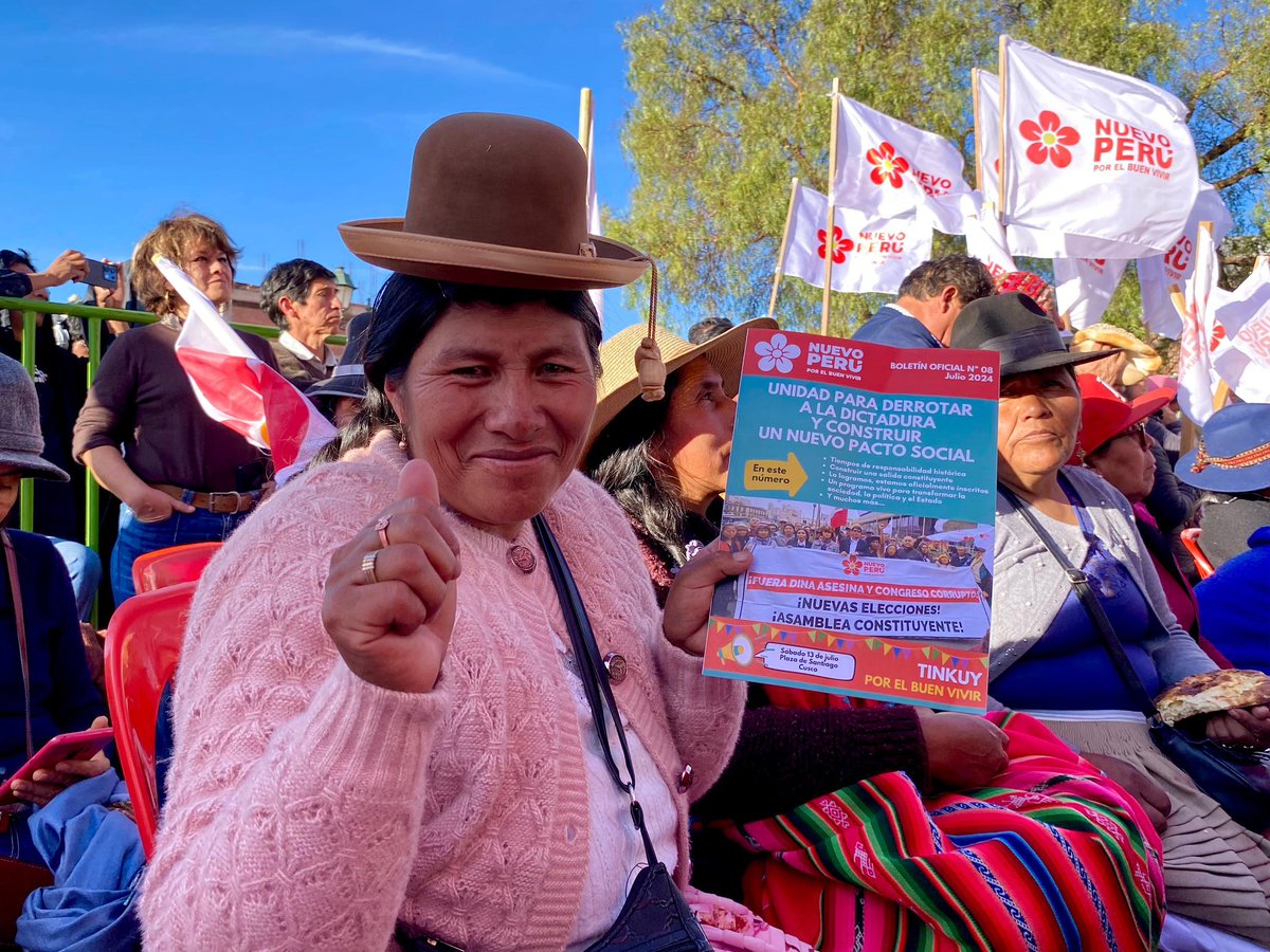 NuevoPeruMov's tweet photo. Llegó a la plaza de Santiago en #Cusco la delegación de Puno, que se hace presente en el #Tinkuy por el #BuenVivir. Desde de todas las regiones unimos fuerzas 💪🏽. Derrotaremos a la dictadura y refundaremos el Perú #ConElPoderDelPueblo 🌺 

#EnVivo: https://t.co/9gM4Zalri9 https://t.co/NeNSlXs1PS