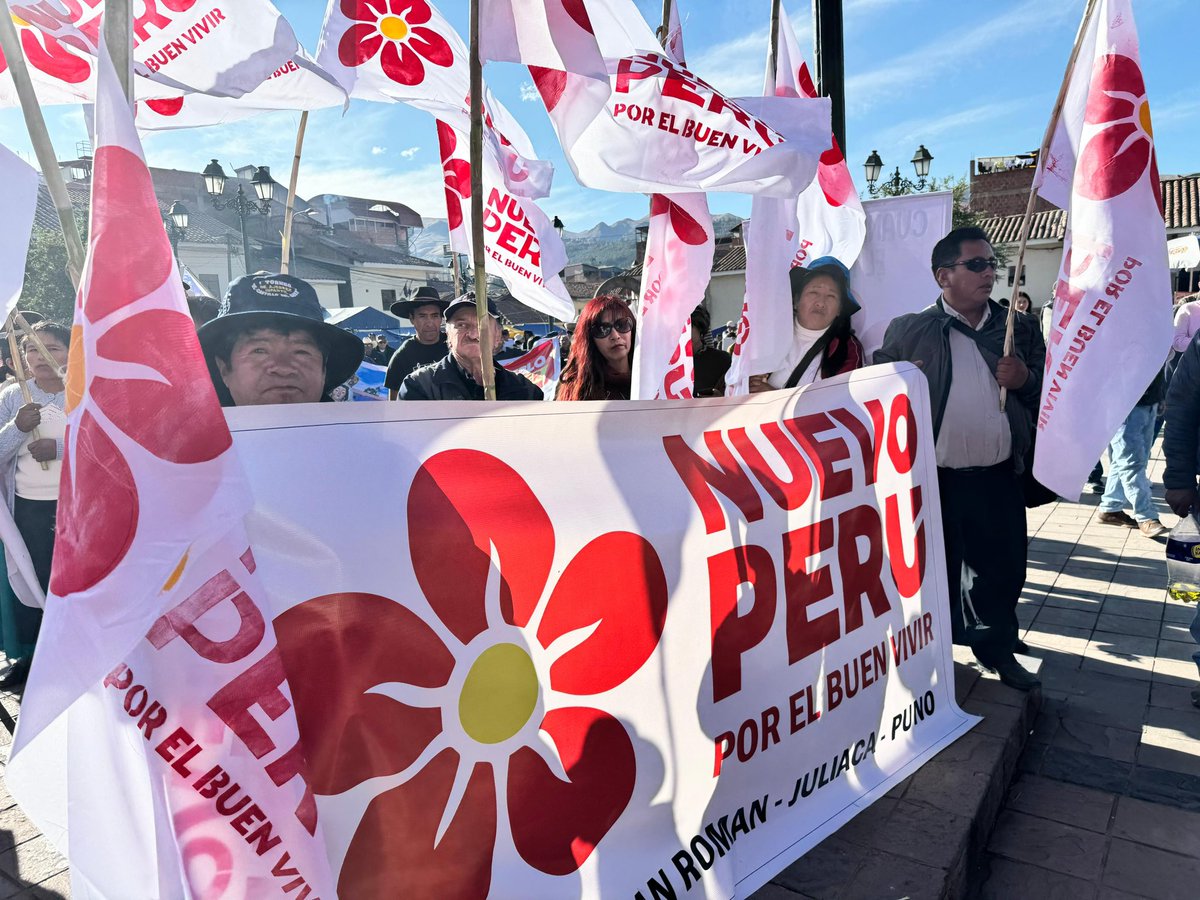 NuevoPeruMov's tweet photo. Llegó a la plaza de Santiago en #Cusco la delegación de Puno, que se hace presente en el #Tinkuy por el #BuenVivir. Desde de todas las regiones unimos fuerzas 💪🏽. Derrotaremos a la dictadura y refundaremos el Perú #ConElPoderDelPueblo 🌺 

#EnVivo: https://t.co/9gM4Zalri9 https://t.co/NeNSlXs1PS