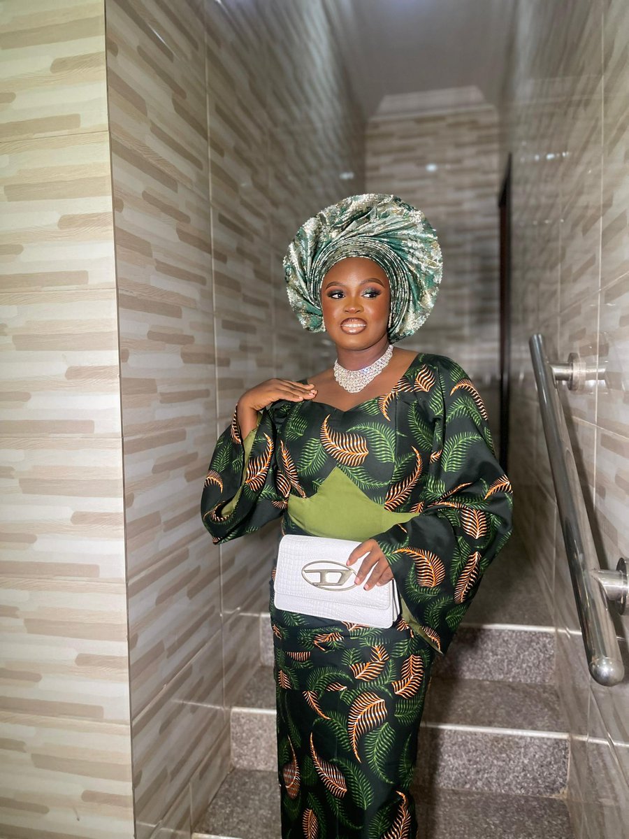 Niolagramm___'s tweet photo. A pretty wedding guest 💚 😍 ♾️. 

#DonBelle #weddingguest https://t.co/weiXKgogTT