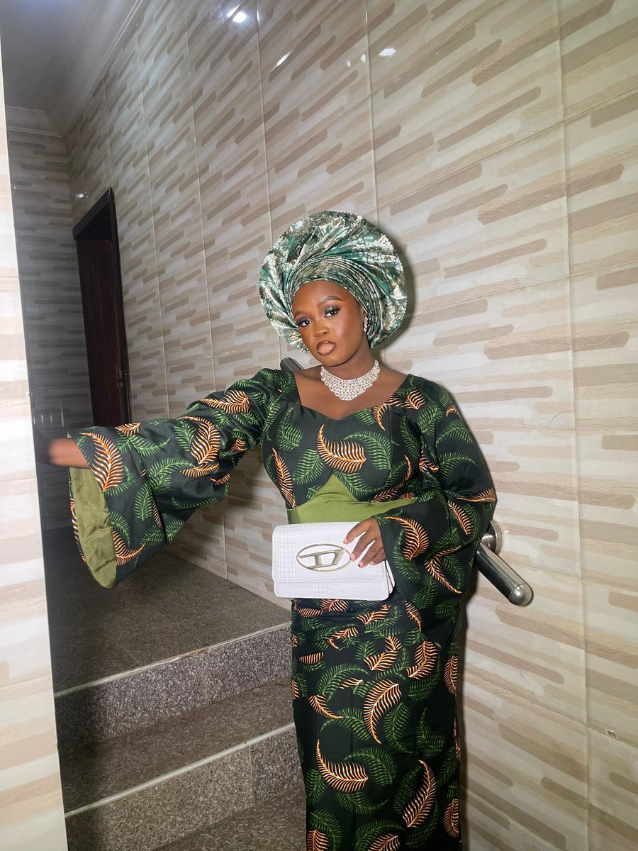 Niolagramm___'s tweet photo. A pretty wedding guest 💚 😍 ♾️. 

#DonBelle #weddingguest https://t.co/weiXKgogTT