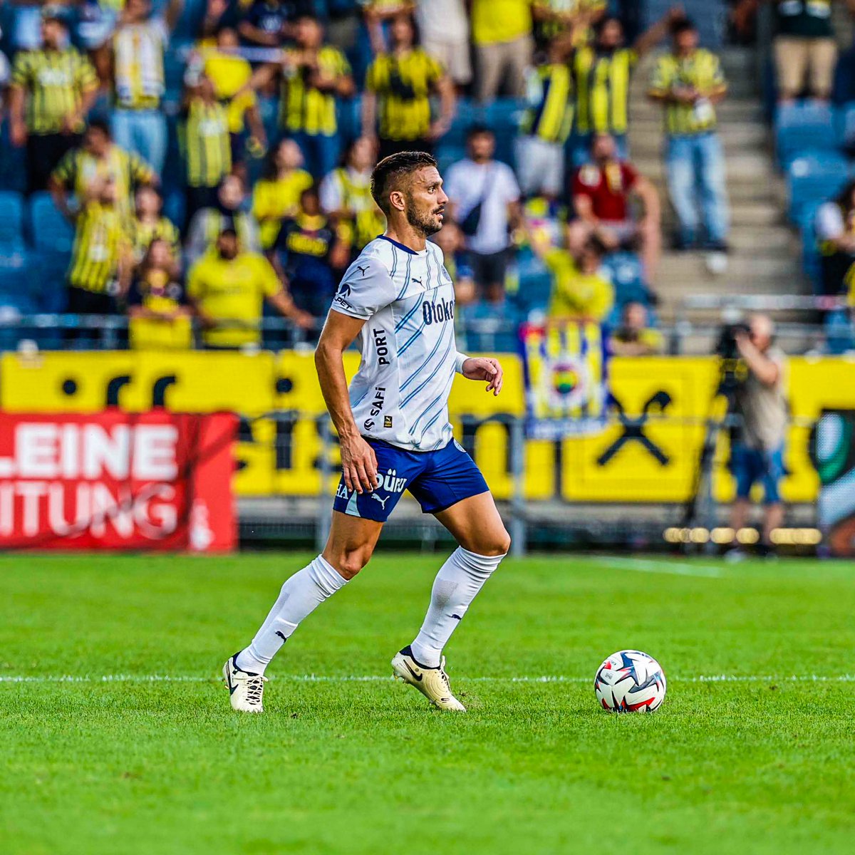 Beyaz forma, lacivert şort, beyaz konç.. 
Tadic .. #fenerbahçe
