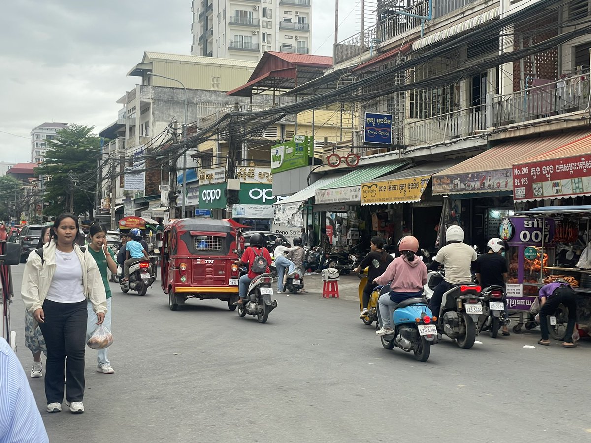 ff_tomoco's tweet image. トランジットミスを乗り越えてカンボジア到着！
平均年齢が26歳、街にパワーがあります