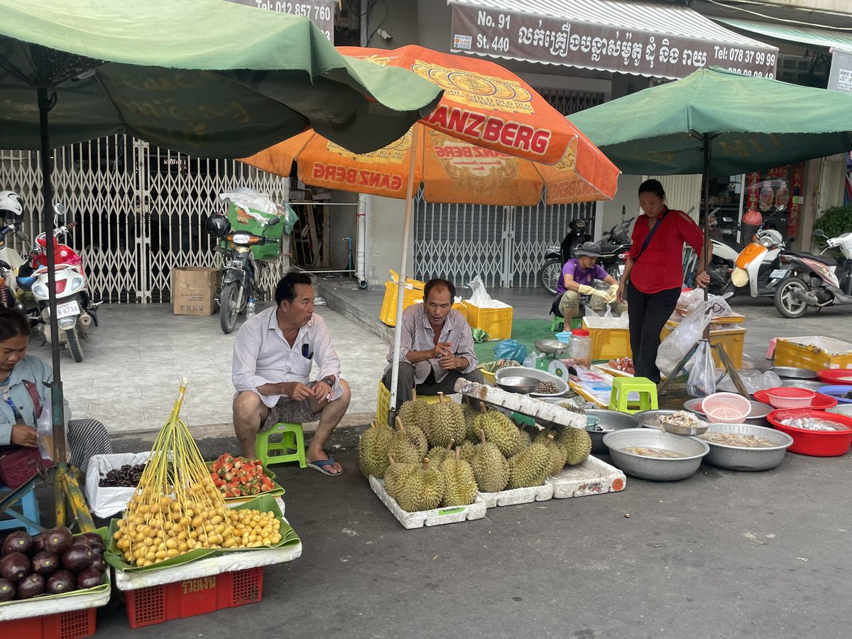 ff_tomoco's tweet image. トランジットミスを乗り越えてカンボジア到着！
平均年齢が26歳、街にパワーがあります