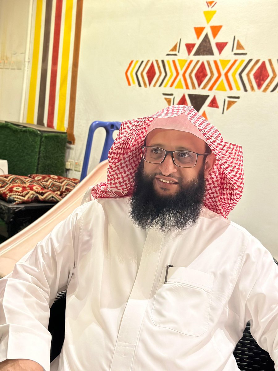 مابين توطّد علاقة وتعمقِ الحبٍّ، وبين الرحيل؛ لحظاتٌ تشبه مابين عناق الشوق وتلويحة الوداع

محمد علي آل شعبان يوفد إلى النّيجر؛ جادًا، منجزًا، ذا انضباطٍ عالٍ، دقيق المواعيد.
أمّا محمد الأخلاق؛ فإلفٌ، صادق، نبيلٌ، سخي اليد، كريم النفس.
هنيئًا لفريق البعثة التعليمية هناك بأبي سعود.