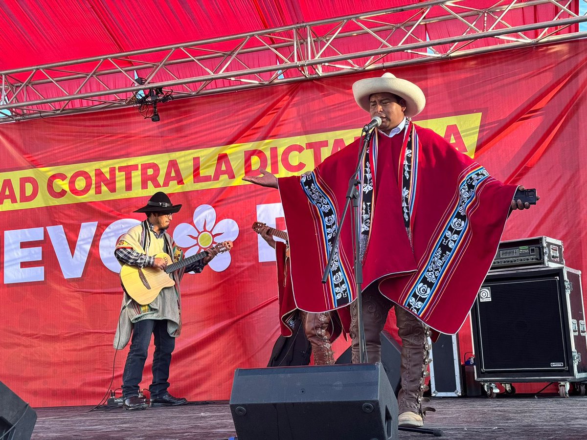 NuevoPeruMov's tweet photo. #Chumbivilcas trajo la fiesta al #Tinkuy por el #BuenVivir ¡Seguimos sumando fuerzas para derrotar a la dictadura y refundar el Perú #ConElPoderDelPueblo! 🌺 

#EnVivo: https://t.co/9gM4Zalri9 https://t.co/WcuaM6bep3