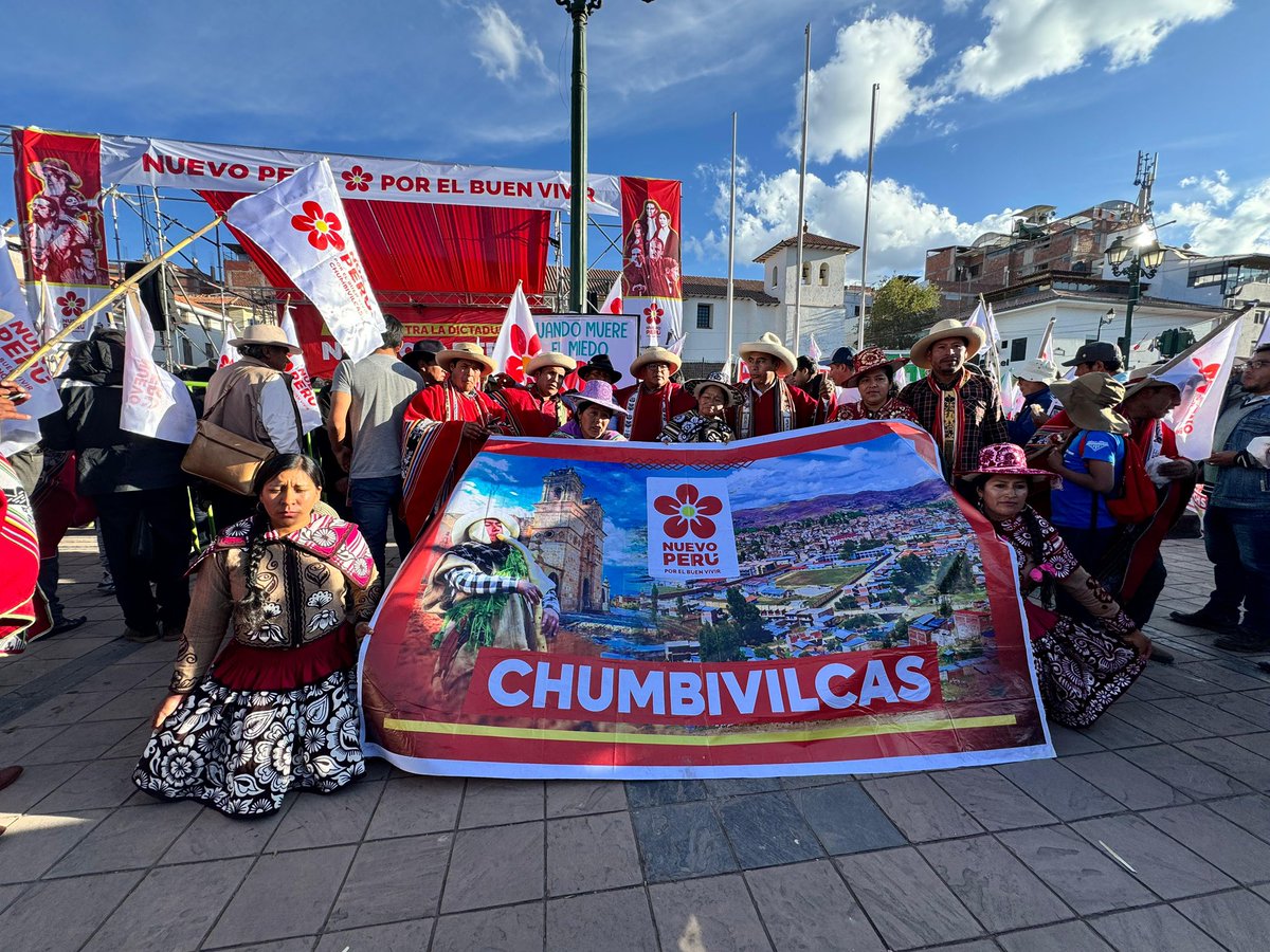 NuevoPeruMov's tweet photo. #Chumbivilcas trajo la fiesta al #Tinkuy por el #BuenVivir ¡Seguimos sumando fuerzas para derrotar a la dictadura y refundar el Perú #ConElPoderDelPueblo! 🌺 

#EnVivo: https://t.co/9gM4Zalri9 https://t.co/WcuaM6bep3