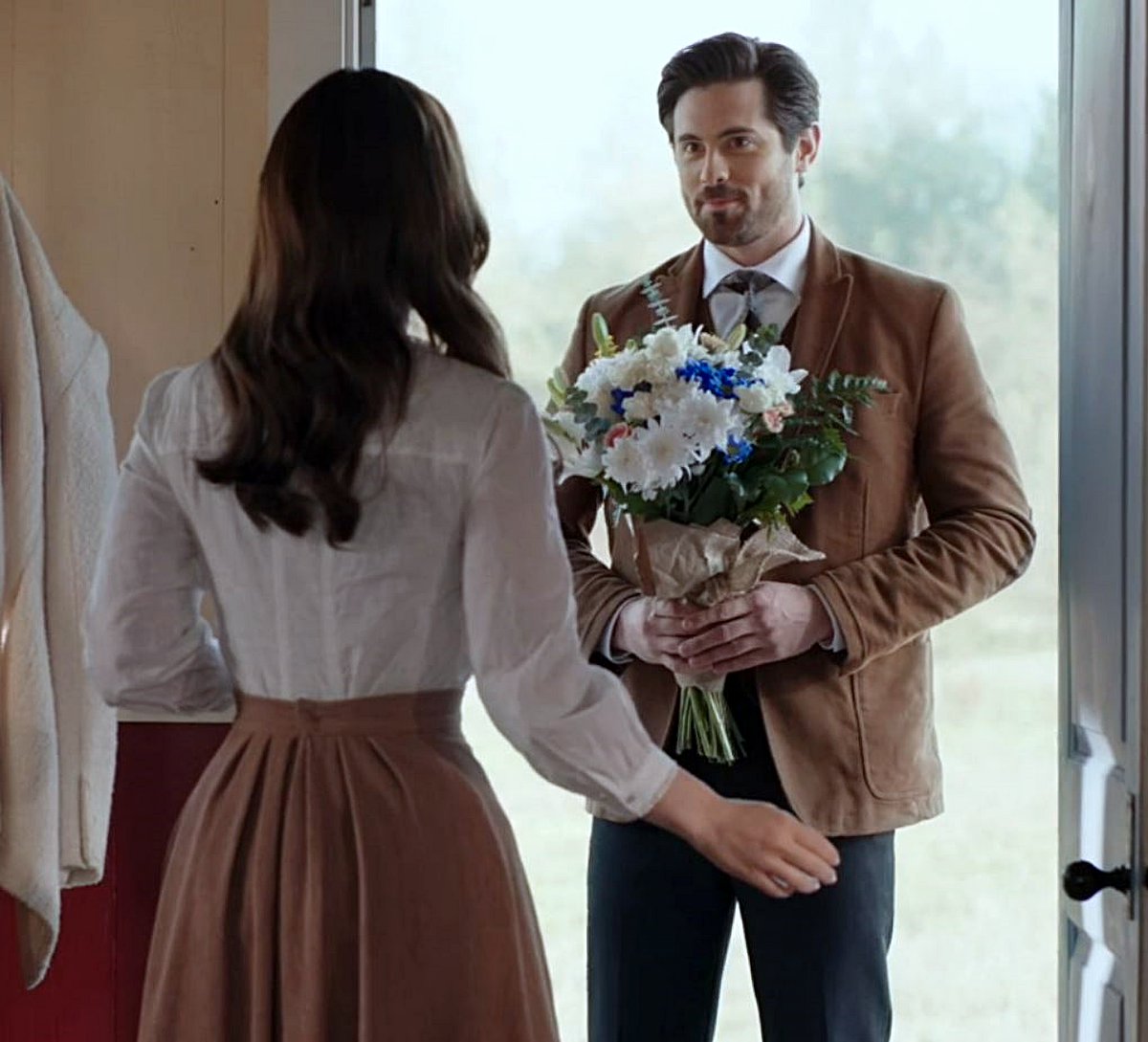 ReggieMah_'s tweet photo. Lucas Bouchard surprising Elizabeth with flowers for the first time, simply saying, "Just enjoy them." 🌷💖 #LucaBethForever #LifeTimELove #LucasBeth @hallmarkchannel https://t.co/AVi7BGGhjR