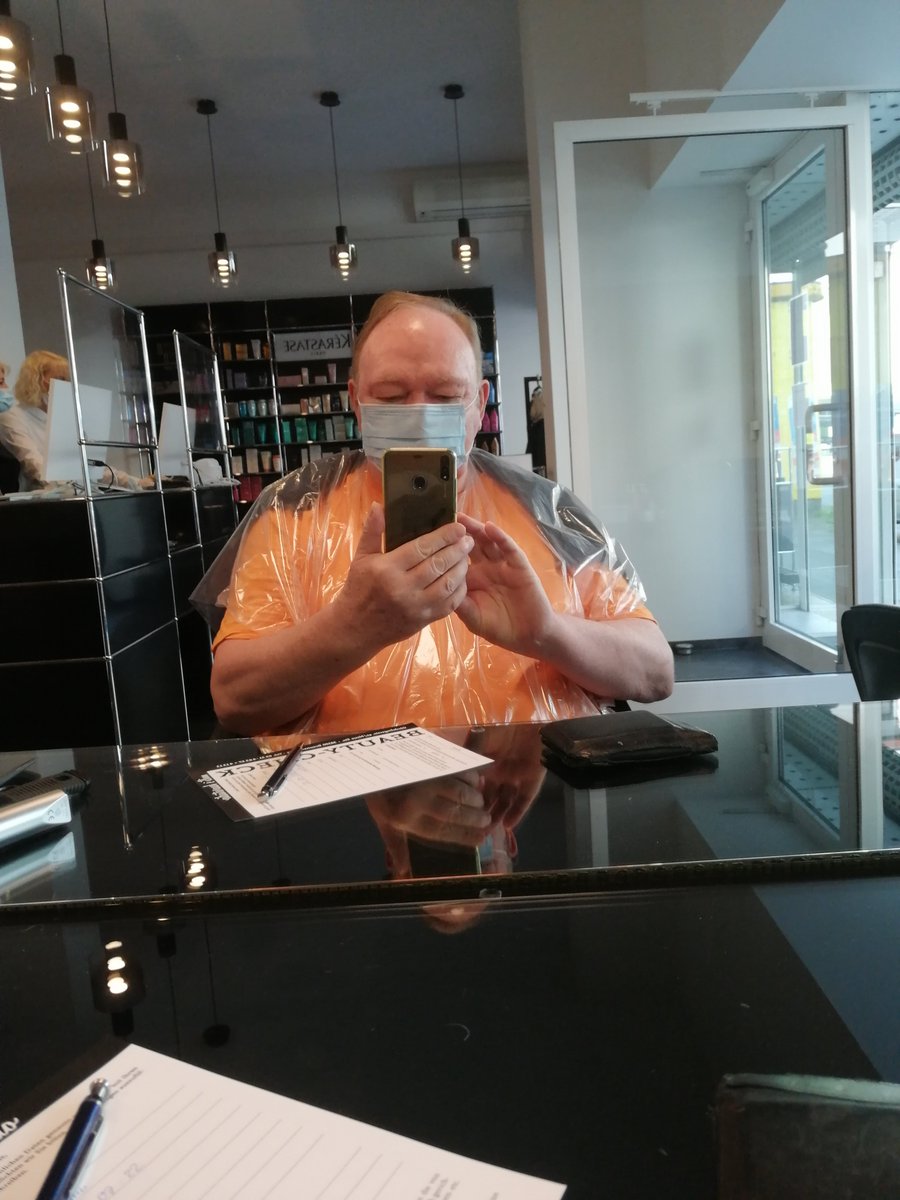 Zur Erinnerung: vor etwas mehr als 4 Jahren saß ich in Milis Haarstudio in BS mit Maske und Duschgarnitur. Grauenhaft.
Das #KCanG ist nicht perfekt, aber jetzt wachsen 3 Pflanzen auf meinem Balkon und niemand kann mir diese verwehren.
Ein erster Schritt in die richtige Richtung.