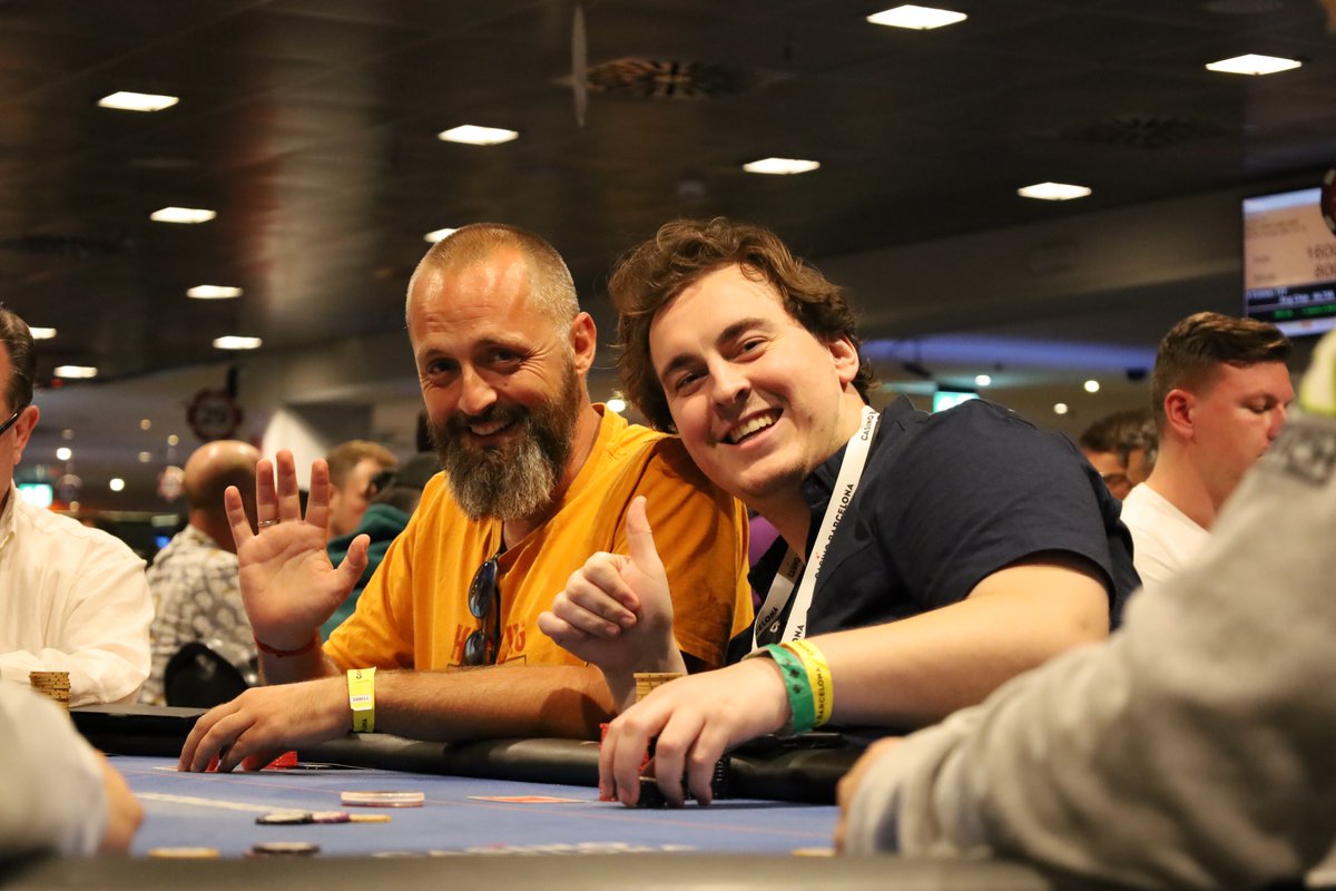 CasinoBarcelona's tweet photo. ♣️♦️MAIN EVENT LEX LIVE #LexLiveBarcelona ♠️♥️
Seguimos en el día 1C del Main Event #LexLive con 1⃣7⃣9⃣ inscripciones🔶
Con el pulgar arriba Rens Bujis 🏆 campeón del High Roller del pasado jueves es uno de los 8⃣2⃣ jugadores que se mantienen con fichas en el nivel 1⃣2⃣
Los jugadores podrán seguir inscribiéndose hasta el día 2⃣
@PokerStars @PokerStarsSpain