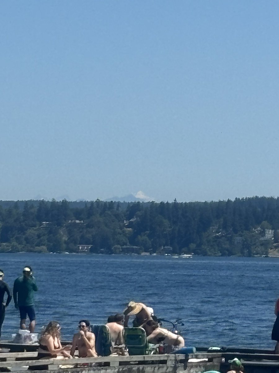 trintran's tweet photo. Three volcano day in Seattle today.

Here is one of the three: @GlacierPeak (Dakobed) https://t.co/7HZcRyOdvy
