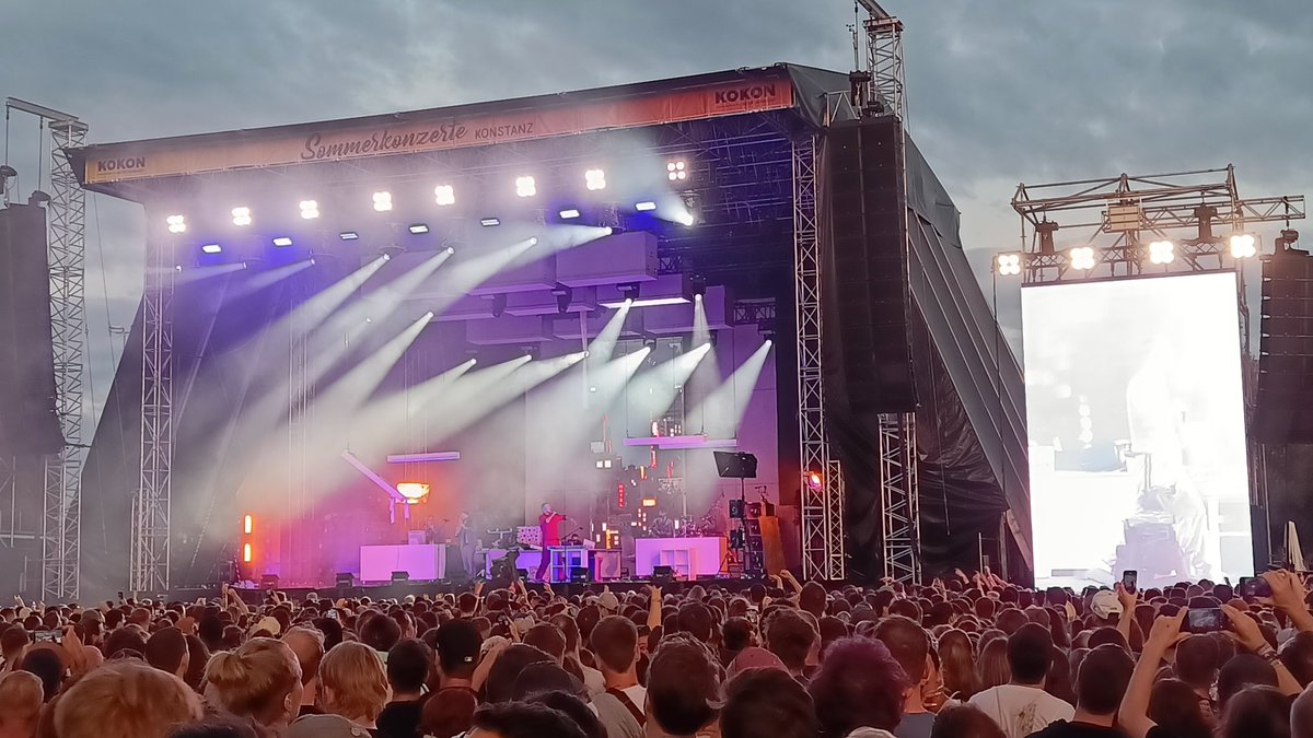 Heute mit <a href="/NiklasJust/">Niklas 🏳️‍🌈</a> bei <a href="/alligatoah/">Alligatoah</a> auf dem OutOfOffice Konzert in Konstanz gewesen 🥰🪩