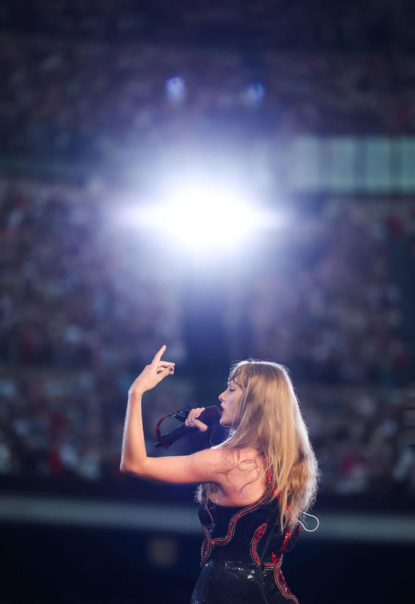 TSTheErasTour's tweet photo. CIAO, MILAN! After 13 years @taylorswift13 came back with #MilanTSTheErasTour! 🧡🇮🇹 See you back tomorrow! 

📸: Vittorio Zunino Celotto// @GettyImages / TAS Rights Management https://t.co/YZ3tKrmPHR