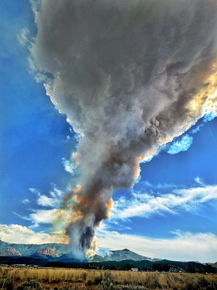 blaine_48's tweet photo. #GraffPointFire has really picked up! Hot, Dry, and lightning  make for the perfect 🚩 #fire conditions unfortunately. #Utah https://t.co/42H6CkMg6x