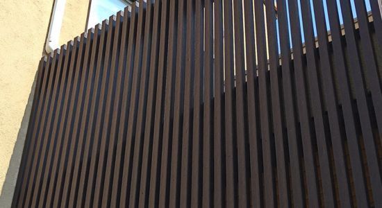 ＃まるで木みたいなプラスチック　腐らないベランダフェンスを個人の方がご購入されて施工された事例ですシワがあってもいいシリーズの部材（こげ茶）で素敵なフェンスができました詳しくは　→　greenplusshop.shop/?mode=f1 　＃DIY　＃フェンス　＃ルーバー