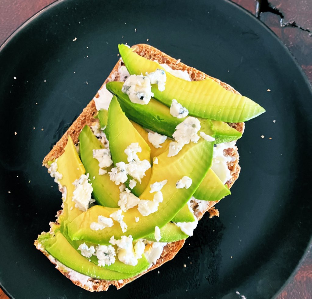 aflowersv's tweet photo. Tostado de aguacate &amp; blue cheese 💚 #casadelcafe #Huatulco #oaxaca https://t.co/EwWlXoxYre