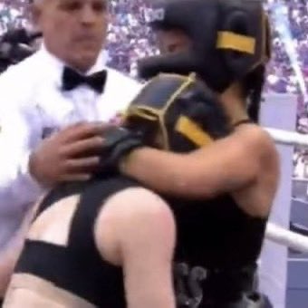 secretlifemiri's tweet photo. Do you get deja vu? que maña tienen los españoles con abrazar en el box #LAROBADADELAÑO #LAVELADAIV #Elmariana https://t.co/Vm9qbdDfzX
