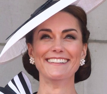 NWDisorder1111's tweet photo. Who here really believes this is the face of someone recovering from "major abominable surgery" and having "preventative chemotherapy" because she is "battling cancer"? 

#WasThatKate
#WhereIsKate
#RoyalDeception
#KateWhatHappened https://t.co/Y64MKXVzhN