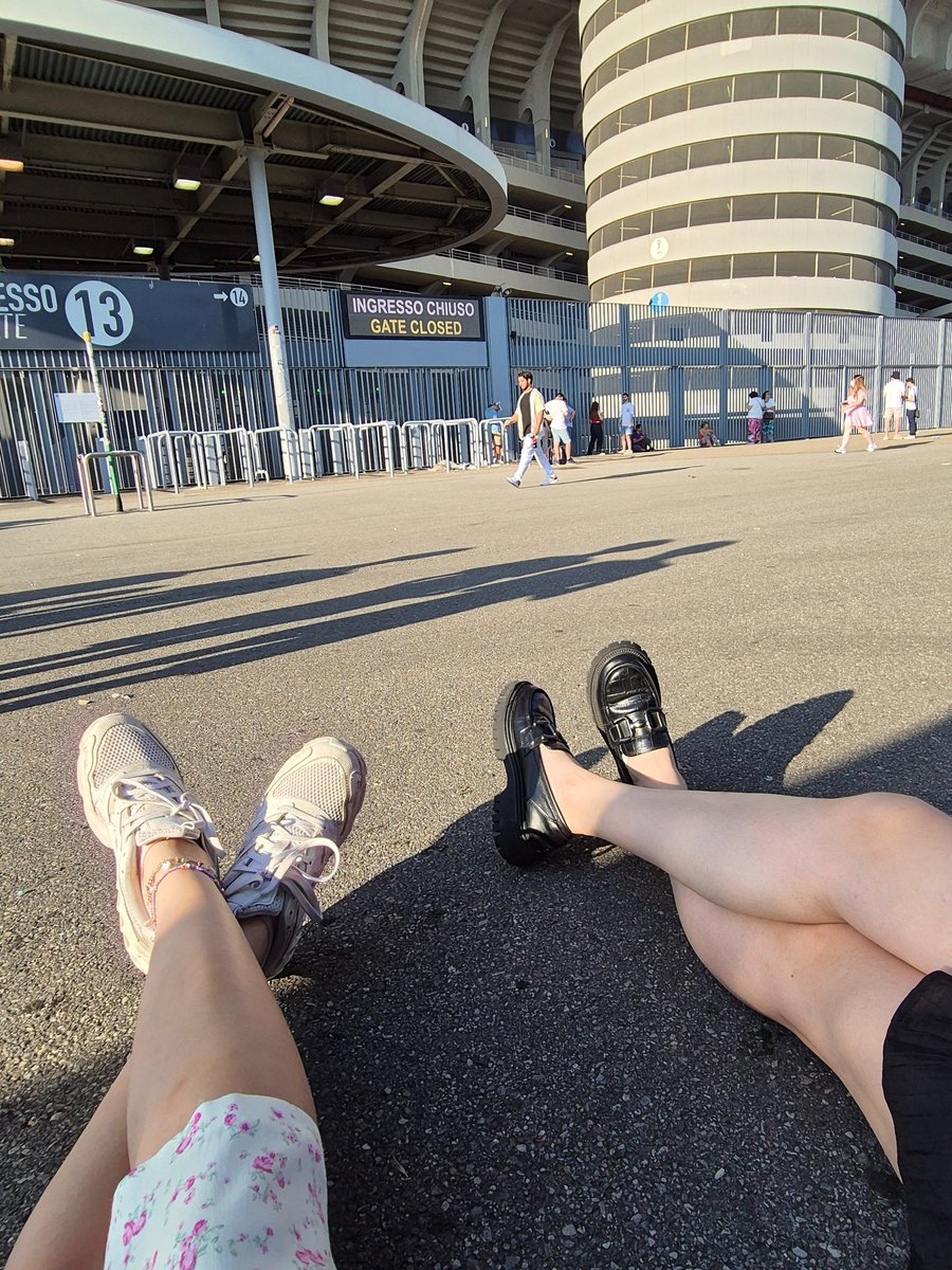 uffabiola's tweet image. Lì dentro Hayley Williams io camping qui fuori but worth it. Manifesto concerto dei Paramore