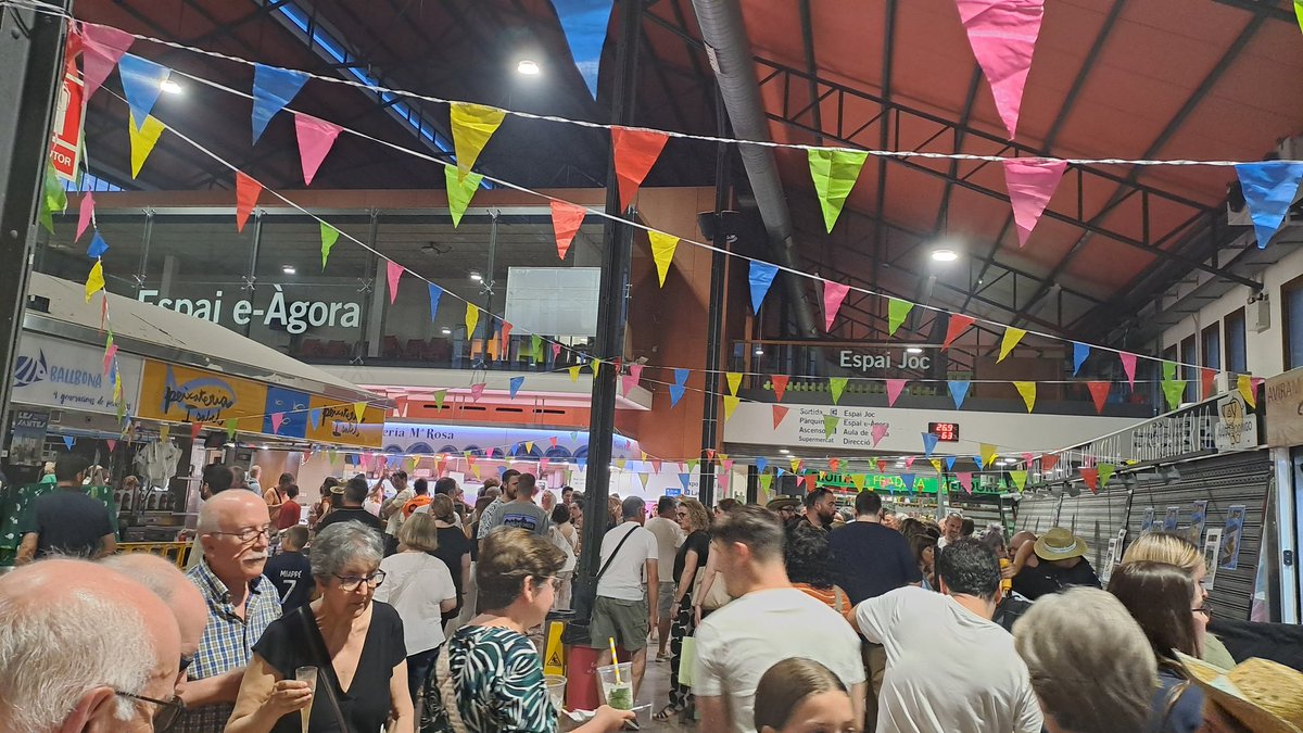 PRamirezLara's tweet photo. Felicitats als paradistes de @mercatcuba . Tarda de tapes. @visit_mataro Mercats vius! https://t.co/tJrENPiO3k