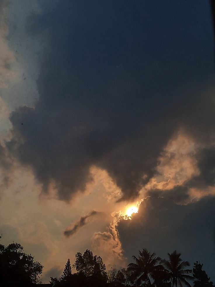 لاکھ کریں اندھیرا بادل آخر ہٹ ہی جائیں گے

 دن برے آ تے ہیں حسرت~  آخر کٹ ہی جائیں گے
❤️میاں عمران حسرت ❤️