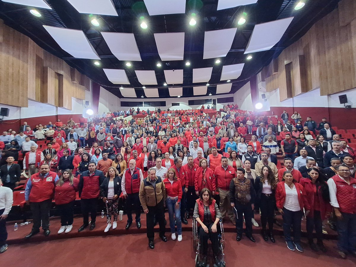 Presentes en la Capacitación de líderes priistas Mexiquense.
Unidos lograremos representar las mejores causas de nuestros Mexiquenses.
#LaGenteBuenaDelPRI 
#NadaNosDetiene