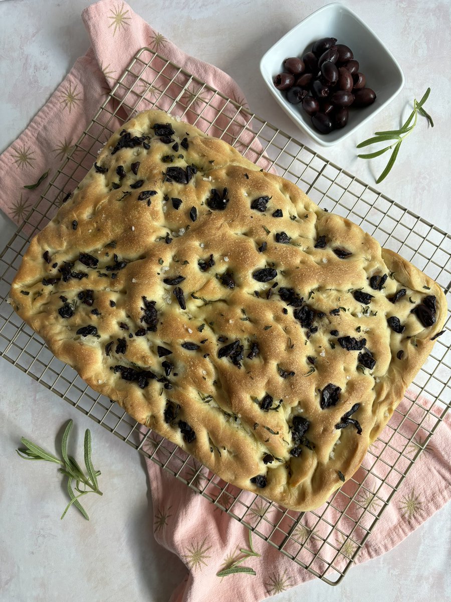 SandraFarachMD's tweet image. ✨First time trying out homemade rosemary and Kalamata olive focaccia! #vegan #plantbased #veganbread #plantbasedbread #homemadebread #homemadefoccacia #foccacia #rosemaryfocaccia #kalamatafocaccia #rosemarykalamatafocaccia #vegansurgeon