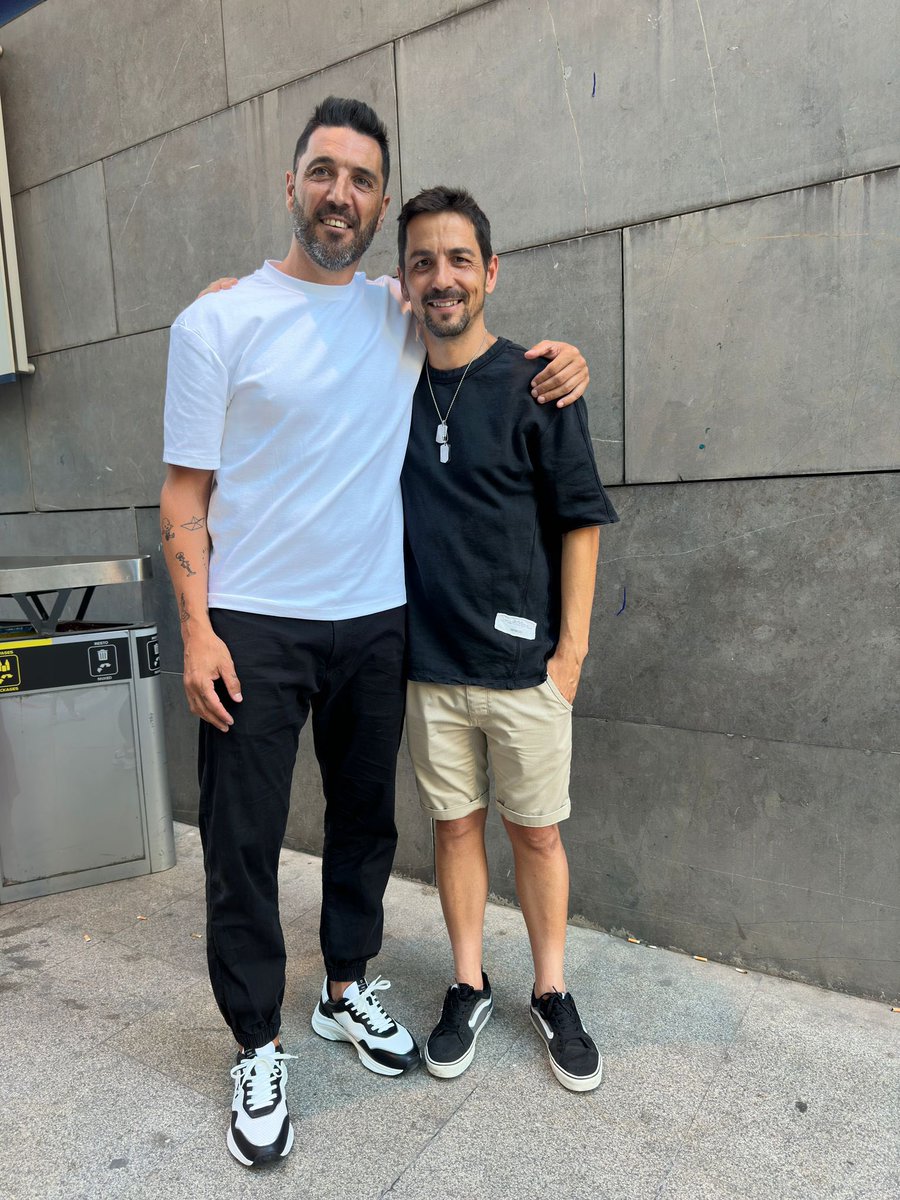 Y en cualquier lugar inesperado te encuentras al gran @santi_silvar . Que alegría!! Amigos del fútbol…