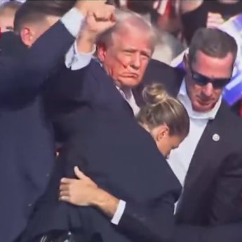 chrisgonzatti's tweet photo. Como gostam de cometer atentados contra políticos da extrema-direita que sempre acabam sendo fracassados e nunca fatais. Já aconteceu com Hitler, Bolsonaro, agora com o Trump. E eles sempre acabam eleitos. Tudo coincidência, lógico https://t.co/QeVEGbpFjj