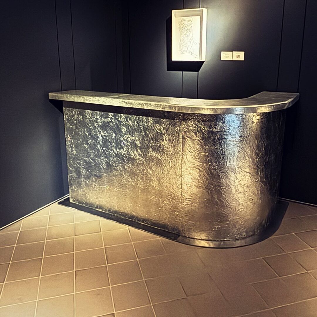 seikado_jp's tweet photo. 錫製バーカウンターのサンプルを展示中です。 #錫 #tin #pewter #etain #table #bar https://t.co/Zoc9XGntRO