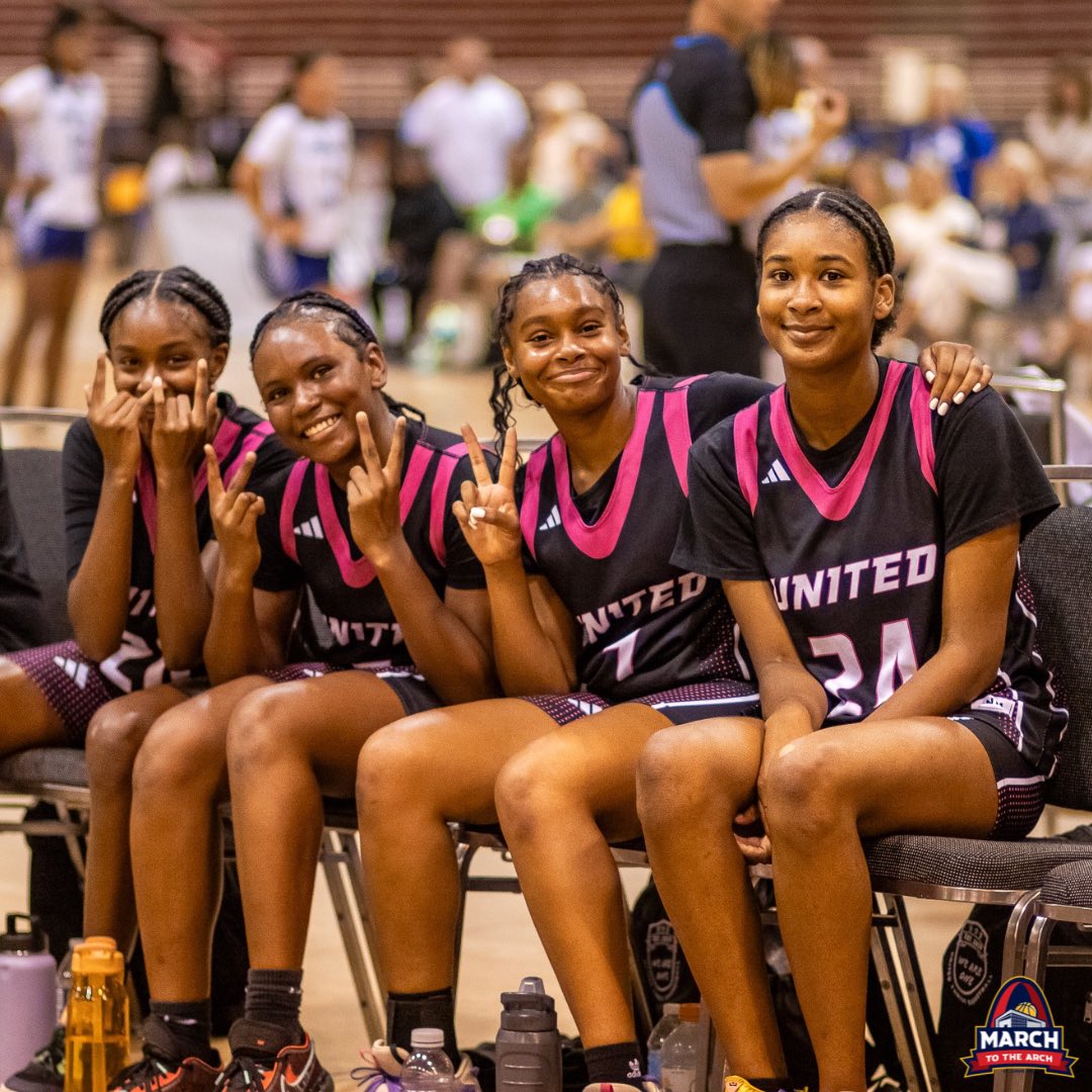 𝙝𝙖𝙫𝙞𝙣𝙜 𝙛𝙪𝙣 🧡 𝙢𝙖𝙠𝙞𝙣𝙜 𝙢𝙚𝙢𝙤𝙧𝙞𝙚𝙨

All smiles at USJN’s March to the Arch 😁

#TheFuturePlaysHere