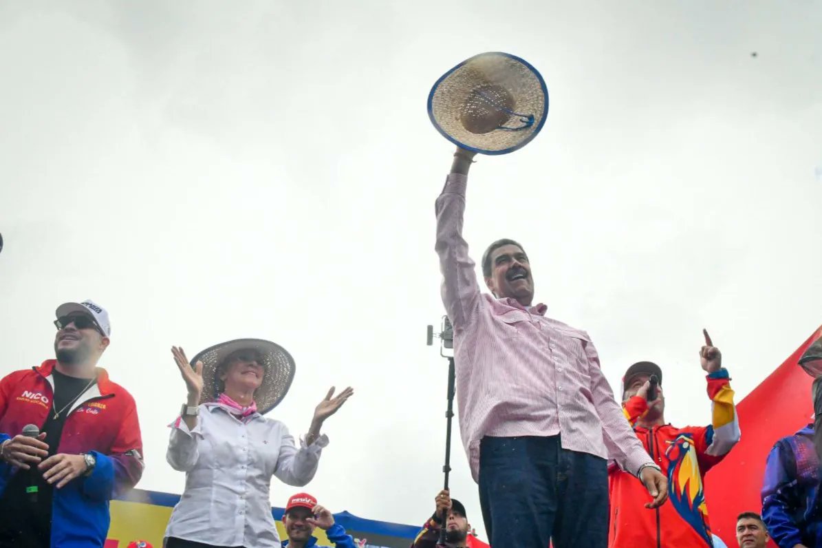 Nahumfernandezm's tweet photo. En Portuguesa, la emoción se desbordó. Los pueblos de Acarigua y Araure estaban en ebullición al recibir con fervor y alegría a su Gallo Pinto, el líder de esperanza @NicolasMaduro. La lealtad y el entusiasmo se entrelazaron en un abrazo lleno de patriotismo

#PoesiaEnMovimiento https://t.co/hvgIICTZJ7