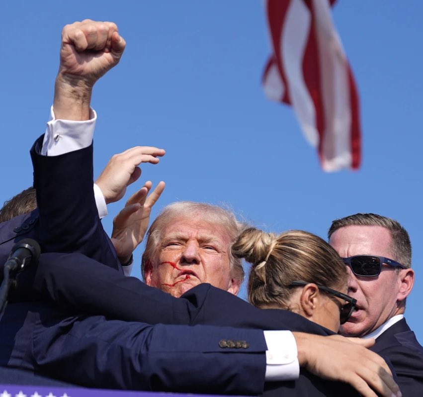 ghitis's tweet photo. Con sangre en la cara Trump muestra su puño en alto para mostrar que está bien. https://t.co/8eSvehrkg5