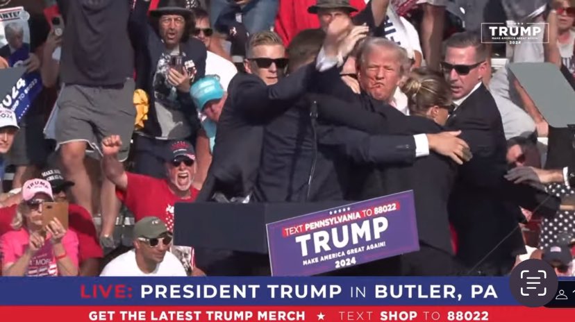 トランプ氏が演説中に、銃声のような音が響き、警護が駆けつける。出血のようなものも。トランプ氏は観衆に拳を掲げながら、舞台から避難していった。大変なことになった。
youtube.com/live/vDxodBcJN…