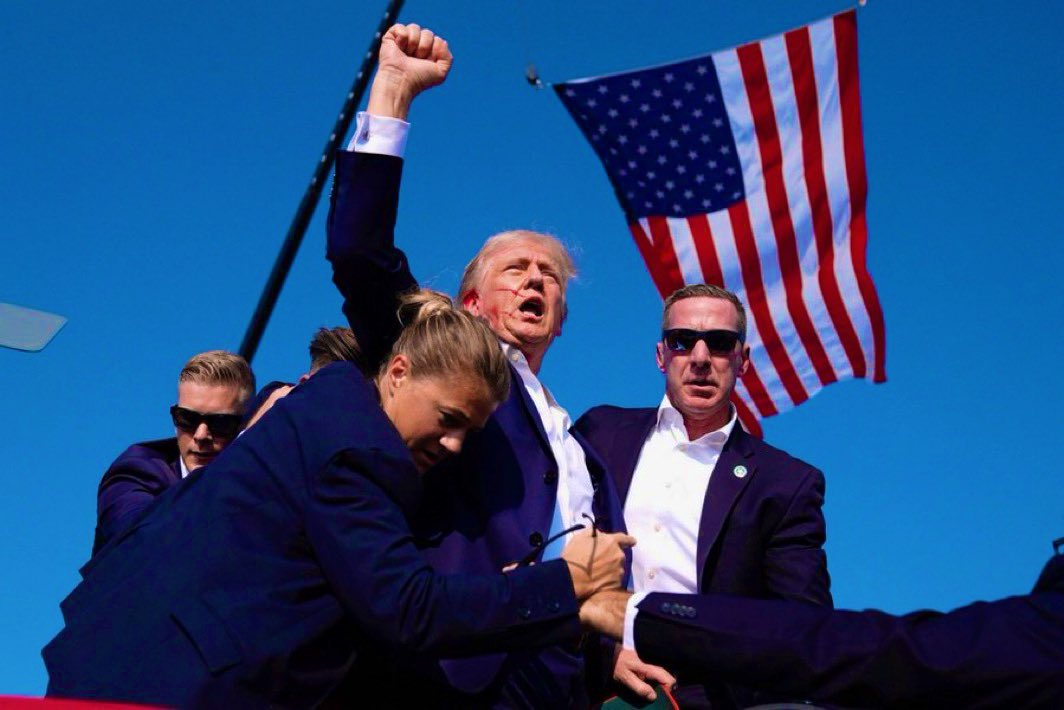 NewsLiberdade's tweet photo. 🚨AGORA - Trump se levanta e mostra que nada vai o parar! 

TRUMP ESTÁ ELEITO! https://t.co/cVbXfFkCc3