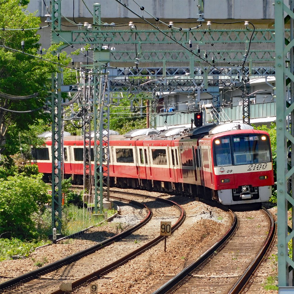 GreenwaterST's tweet photo. 屏風浦駅付近を走る京急2100形2109編成快特三崎口行8連

屏風浦駅のホームから上大岡方を見ているとトンネルを抜けて快特三崎口行がやって来ました。車両は一番お得感のある転換クロスシート車の2100形2109編成。登場からいつの間にか25年以上経っていますが色褪せない走りを見せてくれます！ https://t.co/sSrwDhYMjd