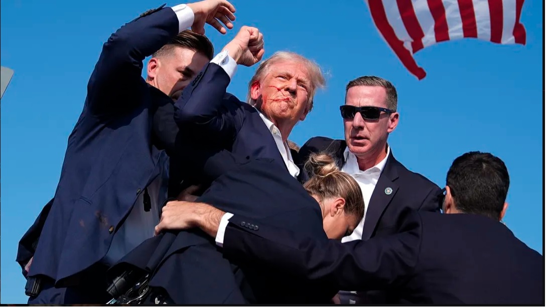 MarkCapelseVVD's tweet photo. Trump beschoten tijdens rally. Screenshot van na het incident. Dit gaat hem heel veel stemmen opleveren. Wat een gekkenhuis daar! #bizar https://t.co/ICw1JSXd61