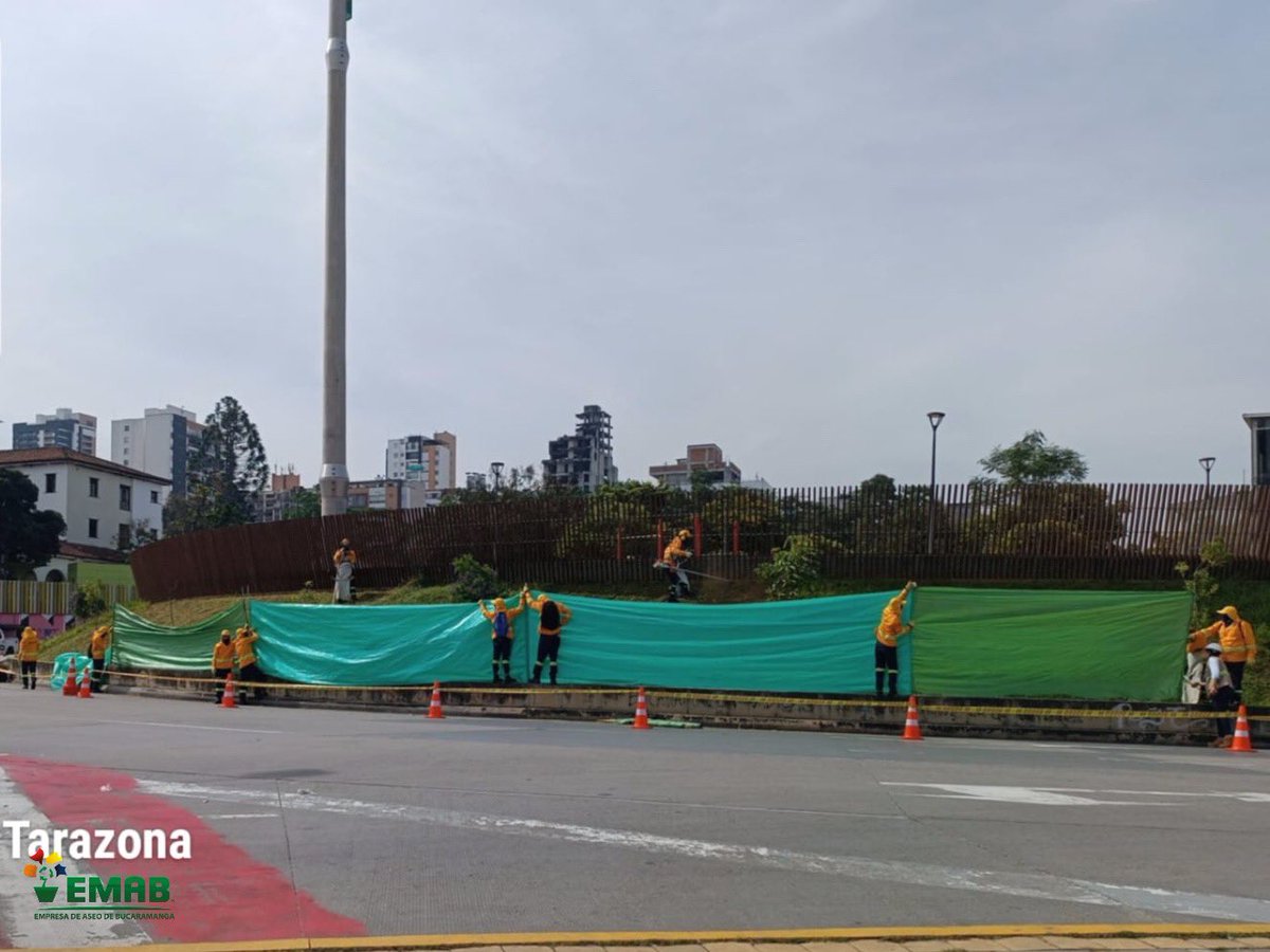 EmabEsp's tweet photo. 🟢#ComprometidosConBGA: ¡Así dejamos la glorieta del Mesón de los búcaros! 

👷🏼‍♂️Nuestra #FuerzaAmarilla realizó macaneo y limpieza en este importante corredor vial de la ciudad 

💛💚 La belleza de #BucaramangaBonita, en manos de bumangueses! #Emab https://t.co/ChRVRplJl7