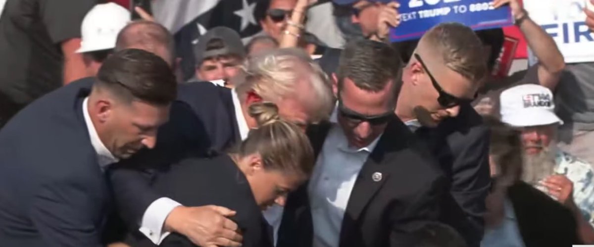 emmanuelitunuIG's tweet photo. #pray4trump Gun shot at trump in butler rally
#butler #attackontrump #trump 
#shooting #assassination 
#prayfortrump #shot https://t.co/rHv4qOBFi8