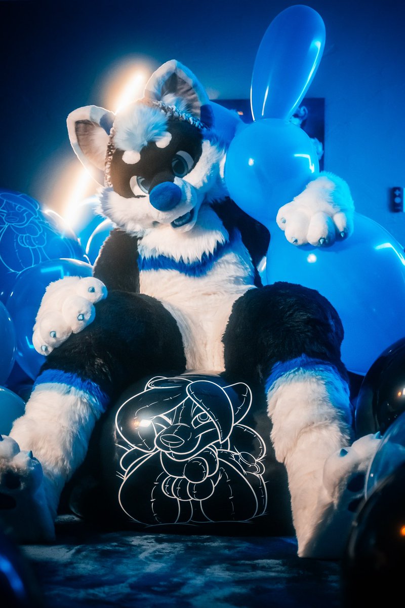 ReverbHusky's tweet photo. Big balloons make the ultimate comfy chair! Come join me in my balloon room for #SqueakySaturday! 🎈💙 https://t.co/xoI43TjL70