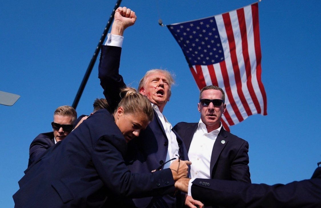 Darren Grimes (@darrengrimes_) on Twitter photo They will never intimidate him.
This is bravery. 
Praise God Trump is ok. They will never intimidate him.
This is bravery. 
Praise God Trump is ok.