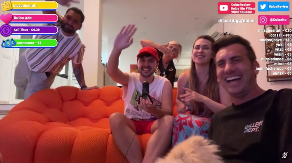 lizzZefStyle's tweet photo. Solo quiero ser uno de ellos, quiero sentarme con ellos, beber algo y hablar de cualquier cosa…xddd 

Que buen Stream @DalasReview me rei muchisimoooo! https://t.co/cpnHc1ctak